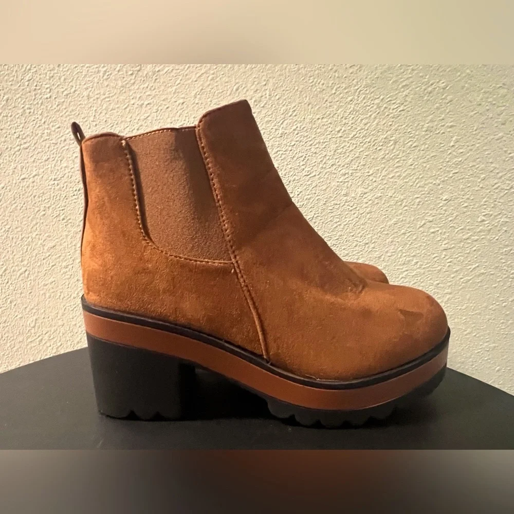 LIKE NEW Women's Suede Camel Chunky Chelsea Boot Ankle Platform Heel